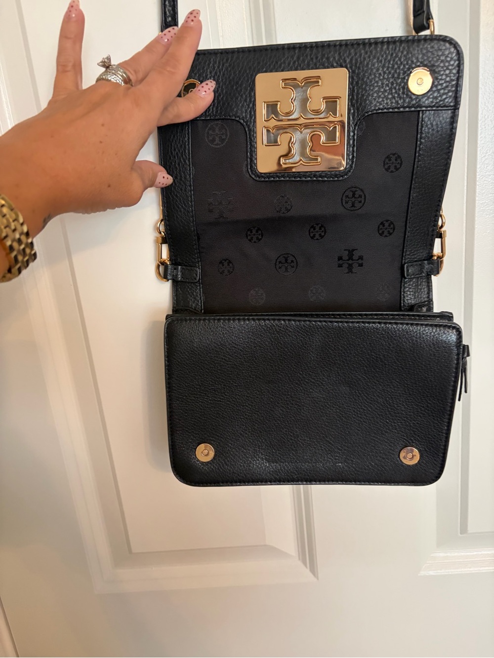 Tory Burch Black Crossbody Bag with Gold Logo - Picture 4 of 9